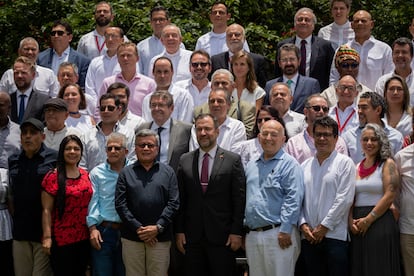 Miembros de las delegaciones del ELN y del Gobierno de Colombia en el cierre del cuarto ciclo de diálogos, en Caracas.