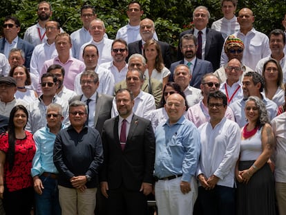 Miembros de las delegaciones del ELN y del Gobierno de Colombia en el cierre del cuarto ciclo de diálogos, en Caracas.