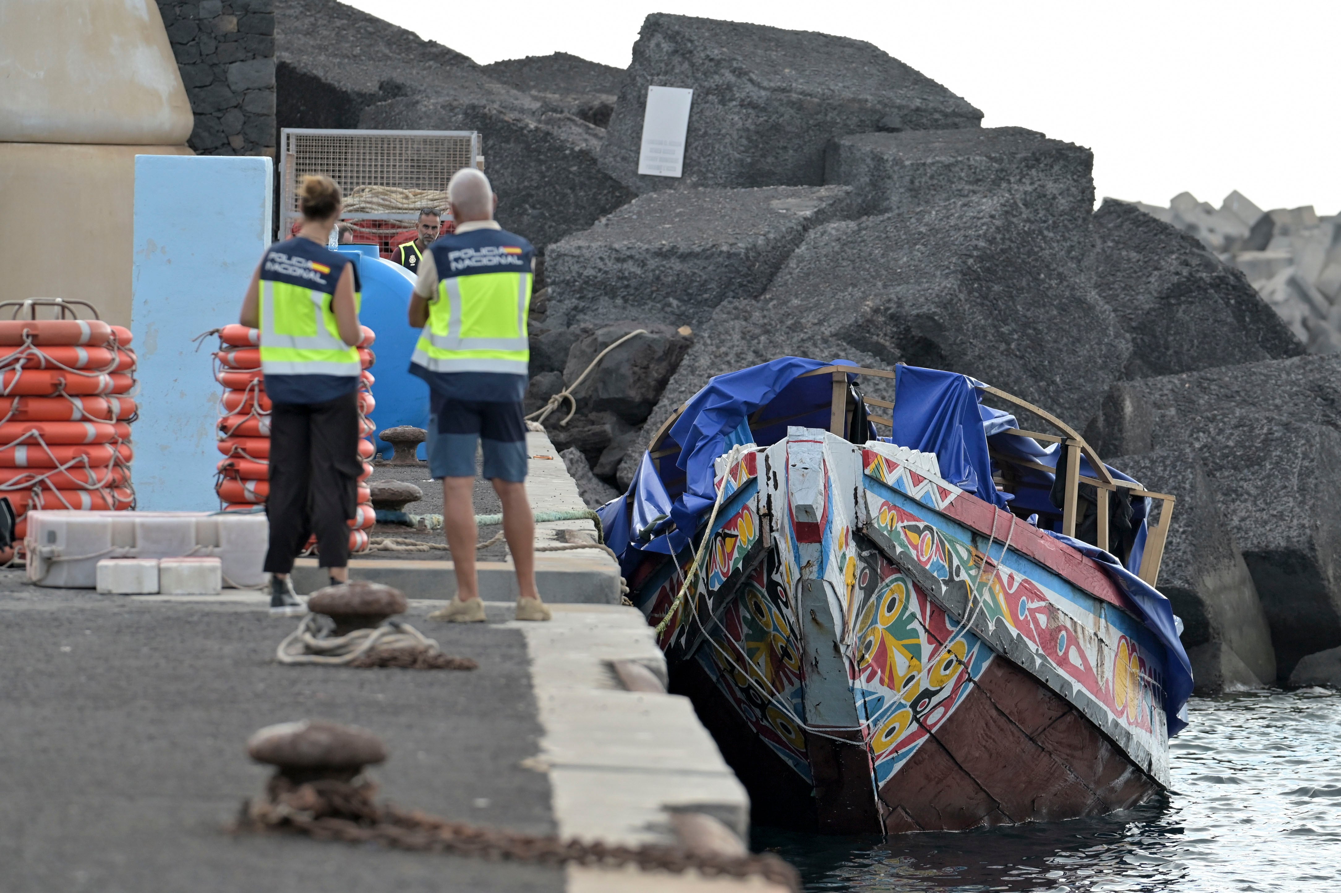 Mueren más de 80 personas en un cayuco rescatado al sur de Canarias