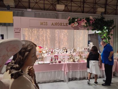 Un stand dedicado a los ángeles en la Feria Esotérica de Madrid, en octubre de 2024.