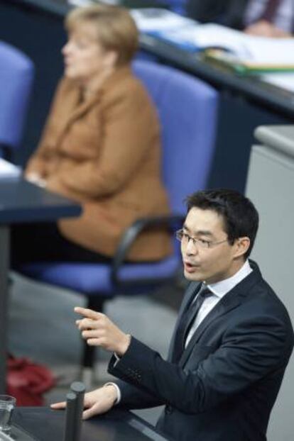 El ministro de Economía y Tecnología, Philip Rösler (en primer plano) ofrece un discurso en el "Bundestag" alemán mientras la canciller alemana, Angela Merkel (izda, al fondo), asiste al debate presupuestario en Berlín (Alemania). EFE/Archivo