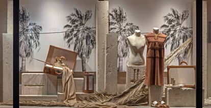 Las tiendas de productos de lujo suelen apostar por escaparates más artísticos y que no dejen ver el interior