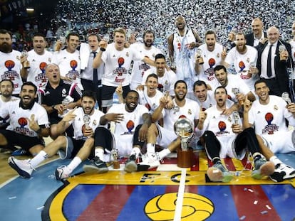 Los madridistas posan con el trofeo tras proclamarse campeones de Liga.