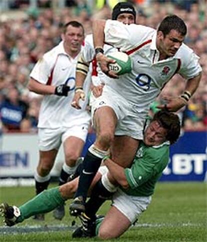 Martin Johnson, el capitán de Inglaterra, placado por Byrne ayer.