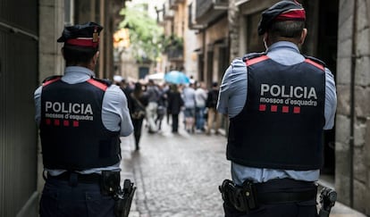 Mossos d'Esquadra patrullando por Girona.