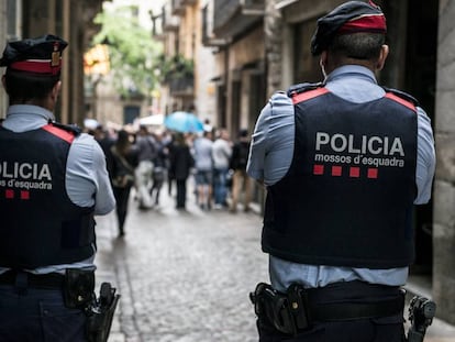 Mossos d'Esquadra patrullant per Girona.