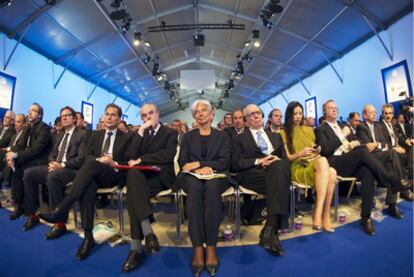 La ministra francesa de Economía, Christine Lagarde, en el centro, asiste a la cumbre eG-8 acompañada de su colega en Cultura, Frédéric Mitterrand (a la izquierda) y del magnate de la comunicación Rupert Murdoch y su esposa, Wendy Deng (a la derecha).