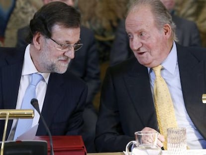 El rey Jun Carlos conversa con el presidente del Gobierno, Mariano Rajoy.