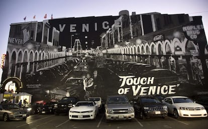 El mural 'Touch of Venice', pintado por el artista Jonas Never, muestra una imagen clásica de esta zona, y se encuentra en Windward Avenue.