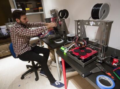 Miguel Goñi, en su empresa KitPrinter3D.