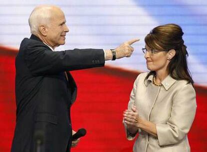John McCain y Sarah Palin, en el escenario de la Convención de Saint Paul tras el discurso de la aspirante a la vicepresidencia.