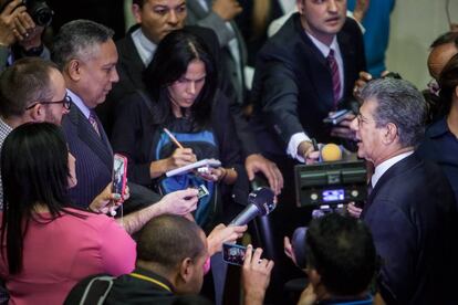 Grupo de jornalistas com Ramos Allup na Assembleia.