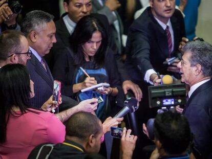 Grupo de jornalistas com Ramos Allup na Assembleia.