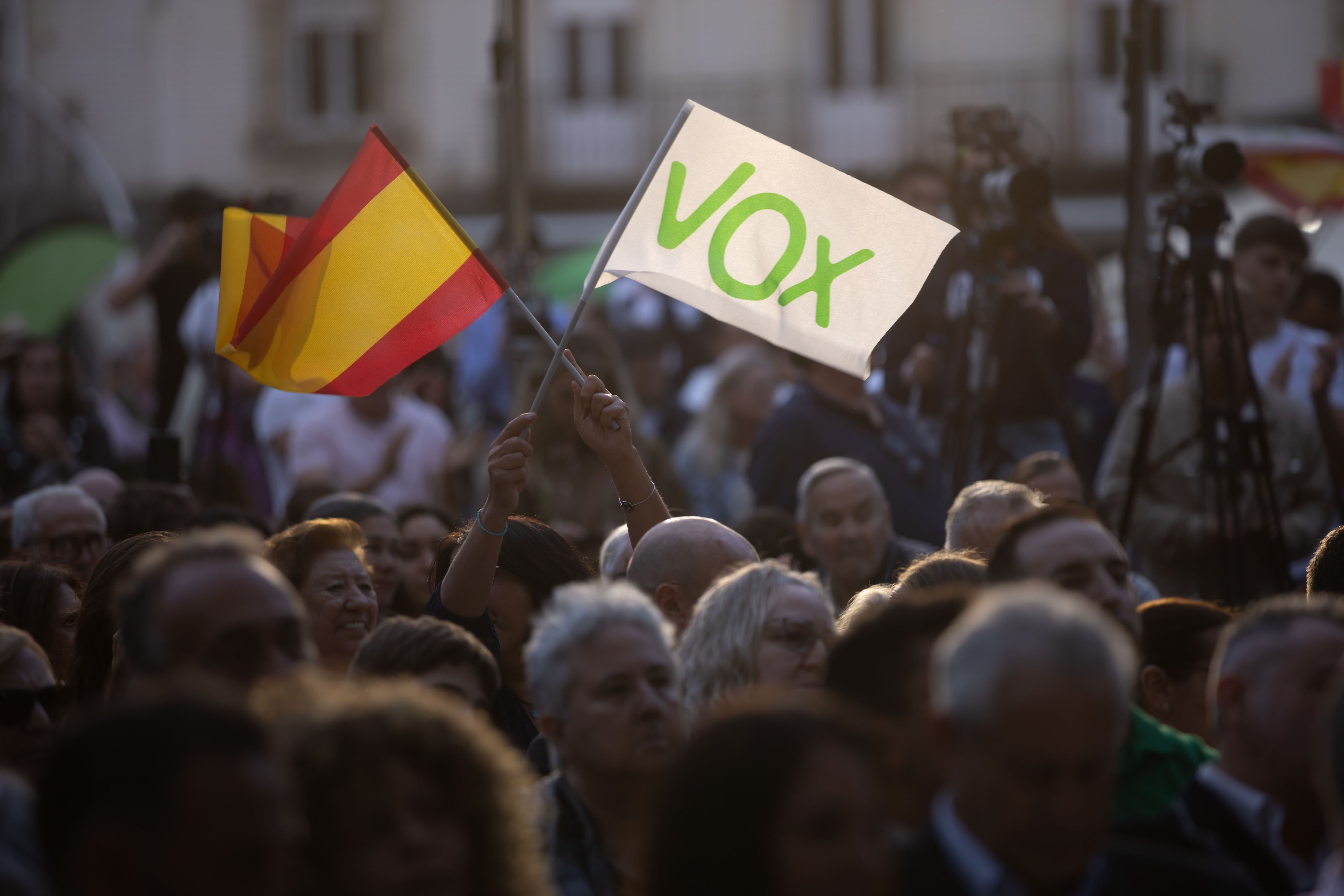 Vox ordena a sus grupos municipales retar al PP con la “prioridad nacional” en los ayuntamientos