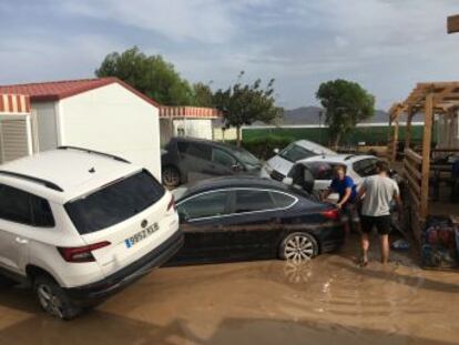 Sesenta personas pasan horas encaramadas a mesas y sanitarios aisladas por una torrentera en Almería