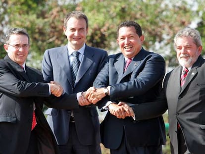 De izquierda a derecha, Uribe, Zapatero, Chávez y Lula da Silva, ayer en la cumbre celebrada en Ciudad Guayana.