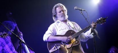 El actor Jeff Bridges, en un concierto celebrado el 28 de junio en el club Troubadour , situado al oeste de Hollywood, en California (EE UU).