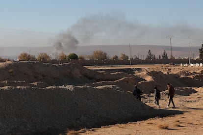 Varias personas inspeccionan una fosa común del régimen de Bachar el Asad, este domingo, al sur de Damasco.