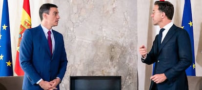 El presidente de España, Pedro Sánchez, con el primer ministro holandés, Mark Rutte, este lunes en La Haya.