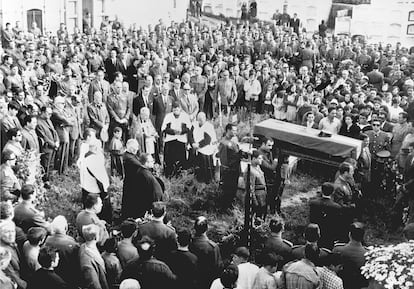 Entierro del guardia civil José Antonio Pardines Arcay, el 7 de junio de 1968, en Malpica (A Coruña). Considerado la primera víctima de ETA, fue asesinado en Villabona (Gipuzkoa) cuando dos individuos a los que le pidió la documentación le dispararon a quemarropa.