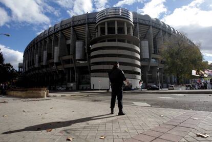 Un policía nacional, delante del estadio Santiago Bernabéu.