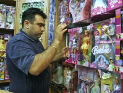 La muñeca Barbie en una tienda en Irán.