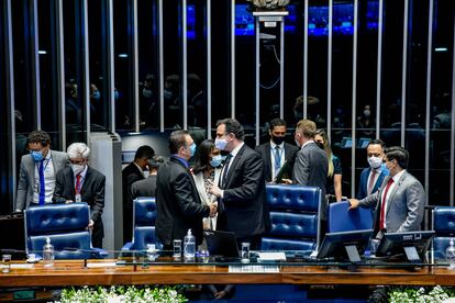 Un grupo de diputados habla en el Congreso de Brasil, el pasado 17 de febrero.