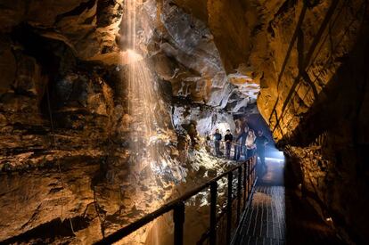 Visitantes en la cueva de Aillwee, que contiene más de un kilómetro de pasajes subterráneos.