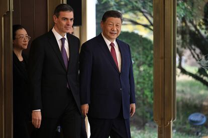 Pedro Sánchez, con el presidente chino, Xi Jinping, este viernes en Pekín.
