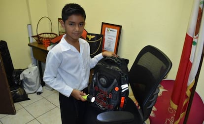 Juan David Hernandez muestra su mochila antibalas.