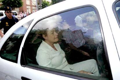 Los concejales del PP en Telde, Carmen Castellano y Carmelo Oliva llegan en coche al juzgado.