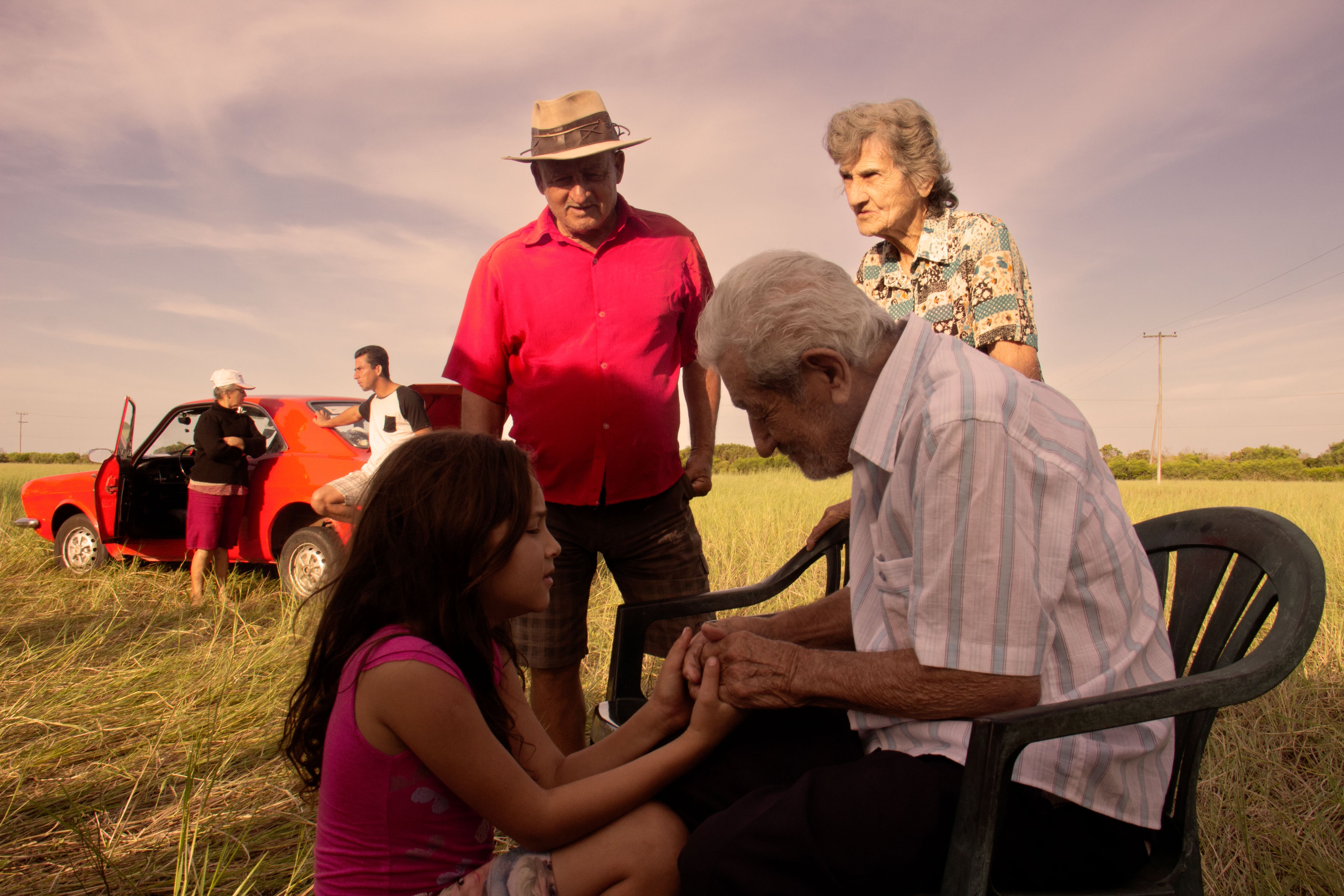 El señor Walter y su nieta Kevem en el Campamento de Resistencia contra el megaproyecto del puerto de Açu, en Brasil.