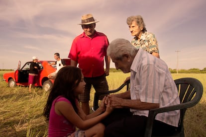El señor Walter y su nieta Kevem en el Campamento de Resistencia contra el megaproyecto del puerto de Açu, en Brasil.