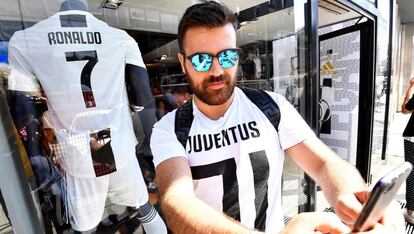 Torcedor tira selfie com a nova camisa da Juve, em Milão