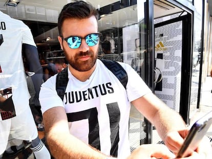 Torcedor tira selfie com a nova camisa da Juve, em Milão