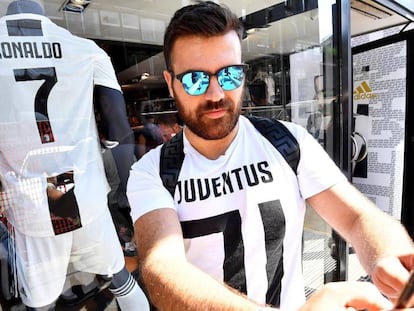 Torcedor tira selfie com a nova camisa da Juve, em Milão