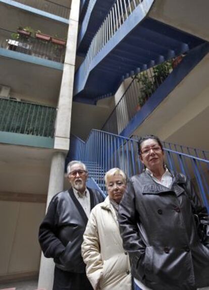 Juan José, Ange y Encarna, en el patio de su finca.