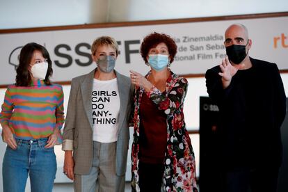 Desde la izquierda, las actrices María Cerezuela, Blanca Portillo, la directora Icíar Bollaín y el actor Luis Tosar, en la presentación de 'Maixabel' en el festival de San Sebastián.