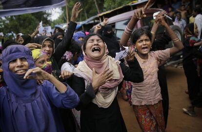 Varias mujeres rohingya reaccionan durante la marcha, el 25 de agosto de 2018, en el campamento de Kutupalong, en Bangladesh.