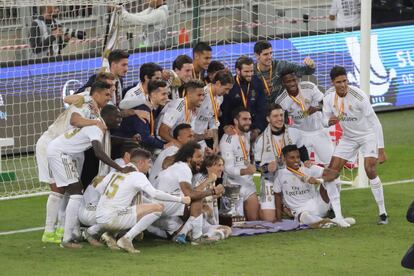 Los jugadores del Real Madrid posan con el trofeo, tras vencer al Atlético de Madrid en la final de la Supercopa de España.