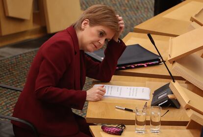 La ministra principal de Escocia, Nicola Sturgeon, este martes en el Parlamento autónomo en Edimburgo.