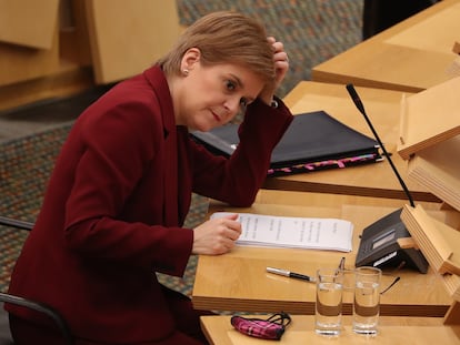 La ministra principal de Escocia, Nicola Sturgeon, este martes en el Parlamento autónomo en Edimburgo.