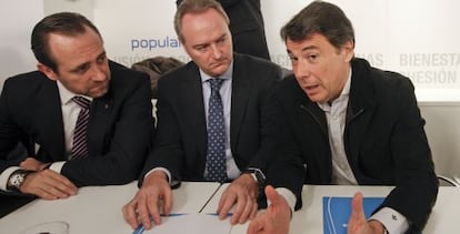 De izquierda a derecha, los presidentes de Baleares (Bauzá), Valencia (Fabra) y Madrid (González).