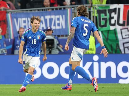 Nicolo Barella celebra su gol junto a Riccardo Calafiori.