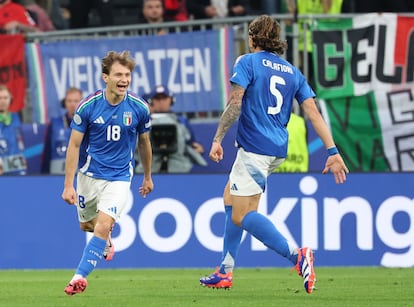 Nicolo Barella celebra su gol junto a Riccardo Calafiori.