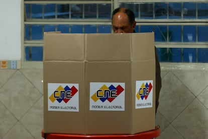 Un hombre vota este domingo, en un centro de votación en Caracas (Venezuela). 