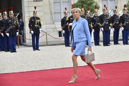 La nueva primera dama de Francia, Brigitte Trogneux, llega al Palacio del Elíseo donde ha tenido lugar la ceremonia de investidura del nuevo presidente francés. Vestía un traje de chaqueta y falda de color azul cielo, prestado por la casa Louis Vuitton.