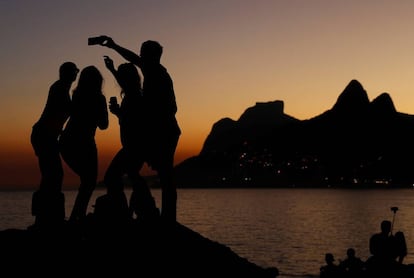 Grupo de amigos no Arpoador, no Rio de Janeiro.