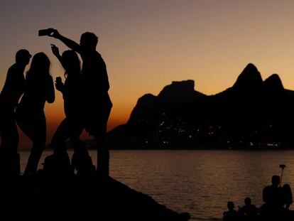 Grupo de amigos no Arpoador, no Rio de Janeiro.