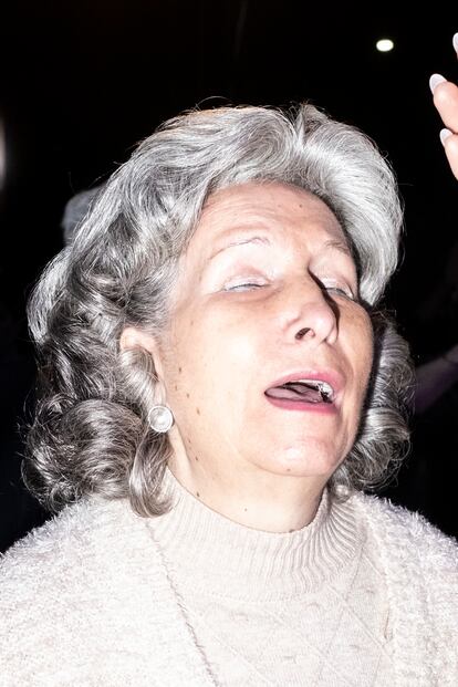 Una mujer reza durante el culto del domingo en la iglesia Fuente de Vida Center en el polígono Marconi. 
